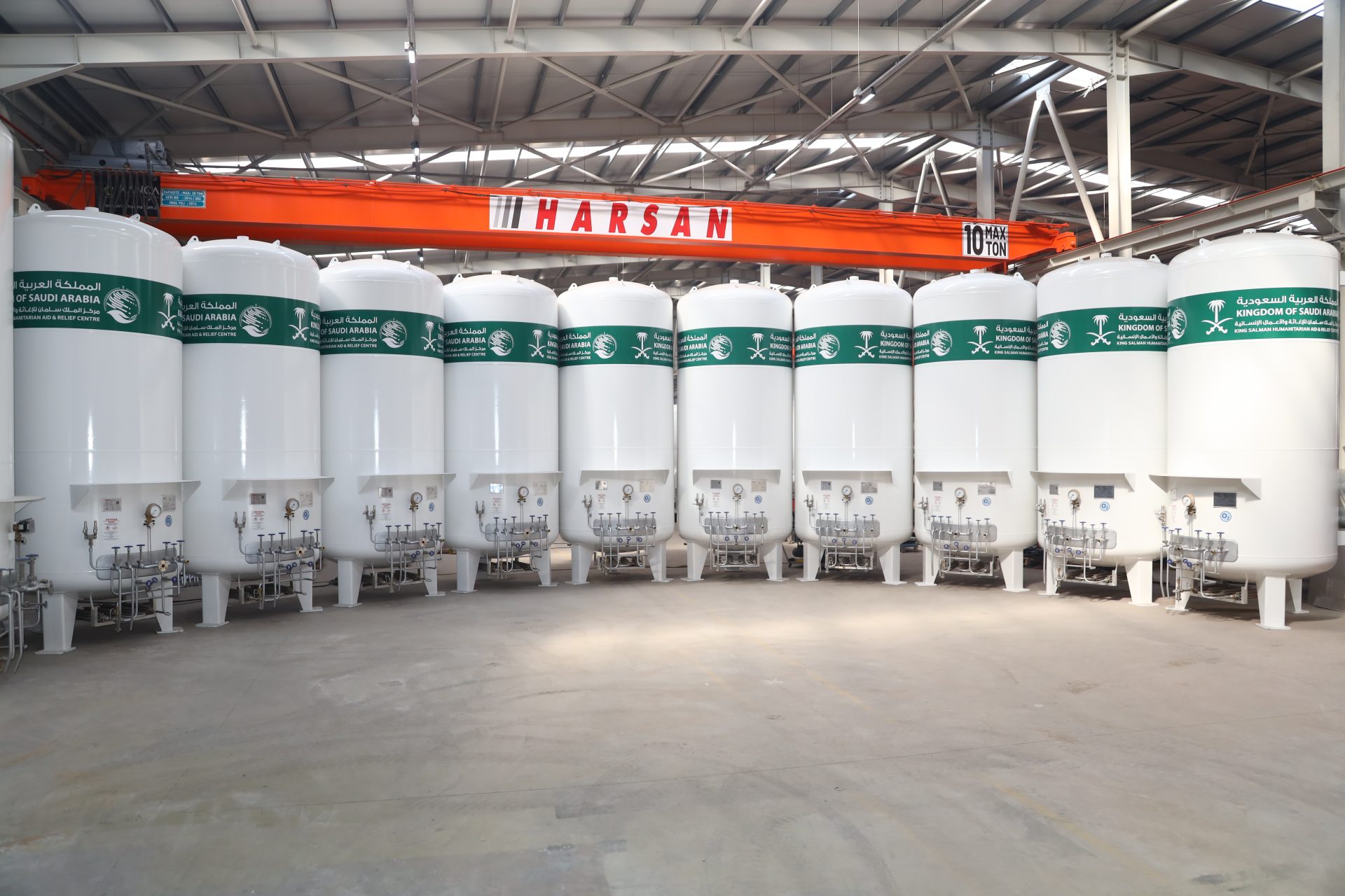 Harsan Tanker fabrikasında üretimi tamamlanmış endüstriyel dikey kriyojenik depolama tankları.