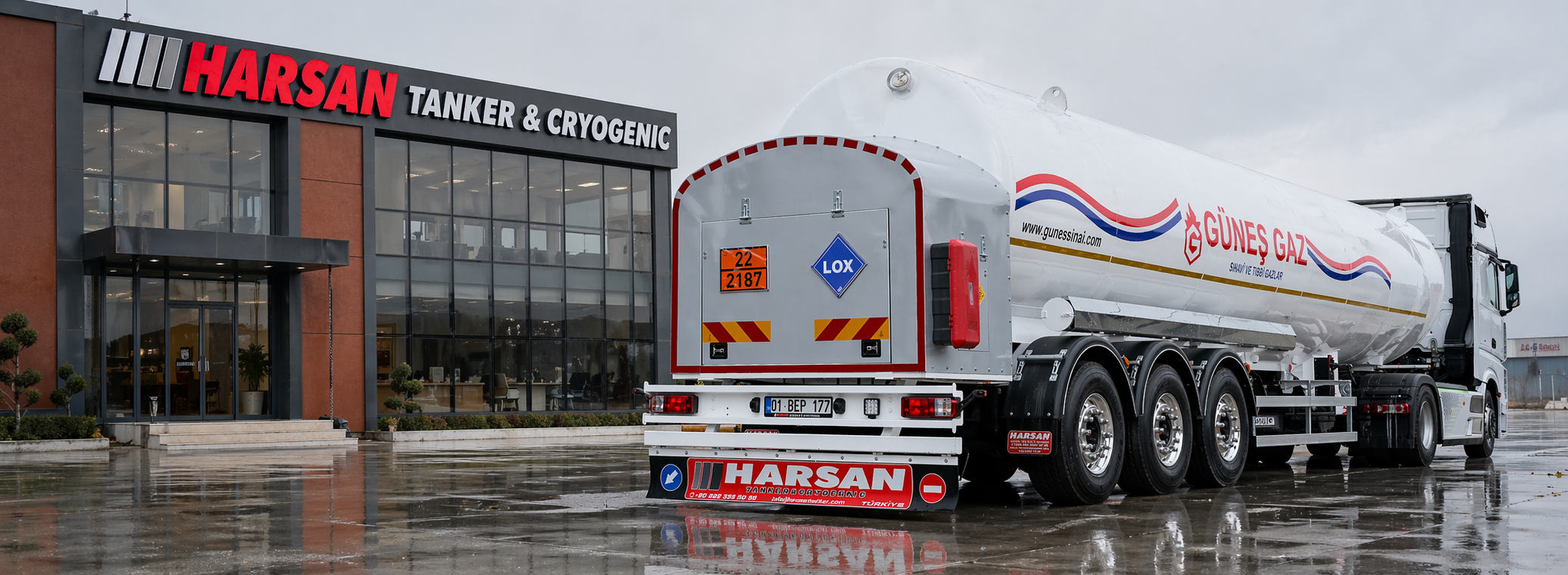 Harsan Tanker genel merkez binası önünde konumlandırılmış üstün güvenlikli sıvı oksijen (LOX) kriyojenik taşıma tankeri ve semi-treyler.