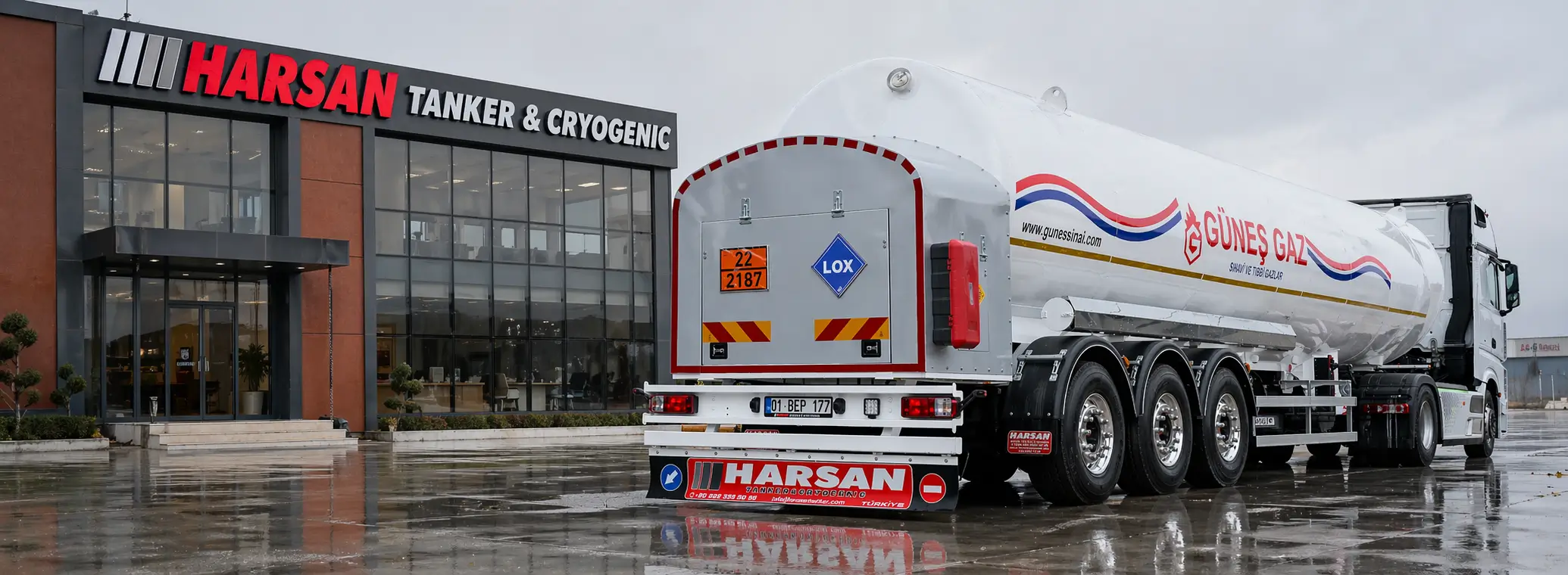 Harsan Tanker genel merkez binası önünde konumlandırılmış üstün güvenlikli sıvı oksijen (LOX) kriyojenik taşıma tankeri ve semi-treyler.