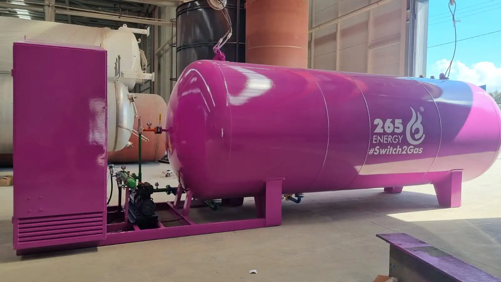 Özel magenta (mor) renkte boyanmış, entegre kapalı dolum kabinine sahip tak-çalıştır LPG skid dolum tankı.