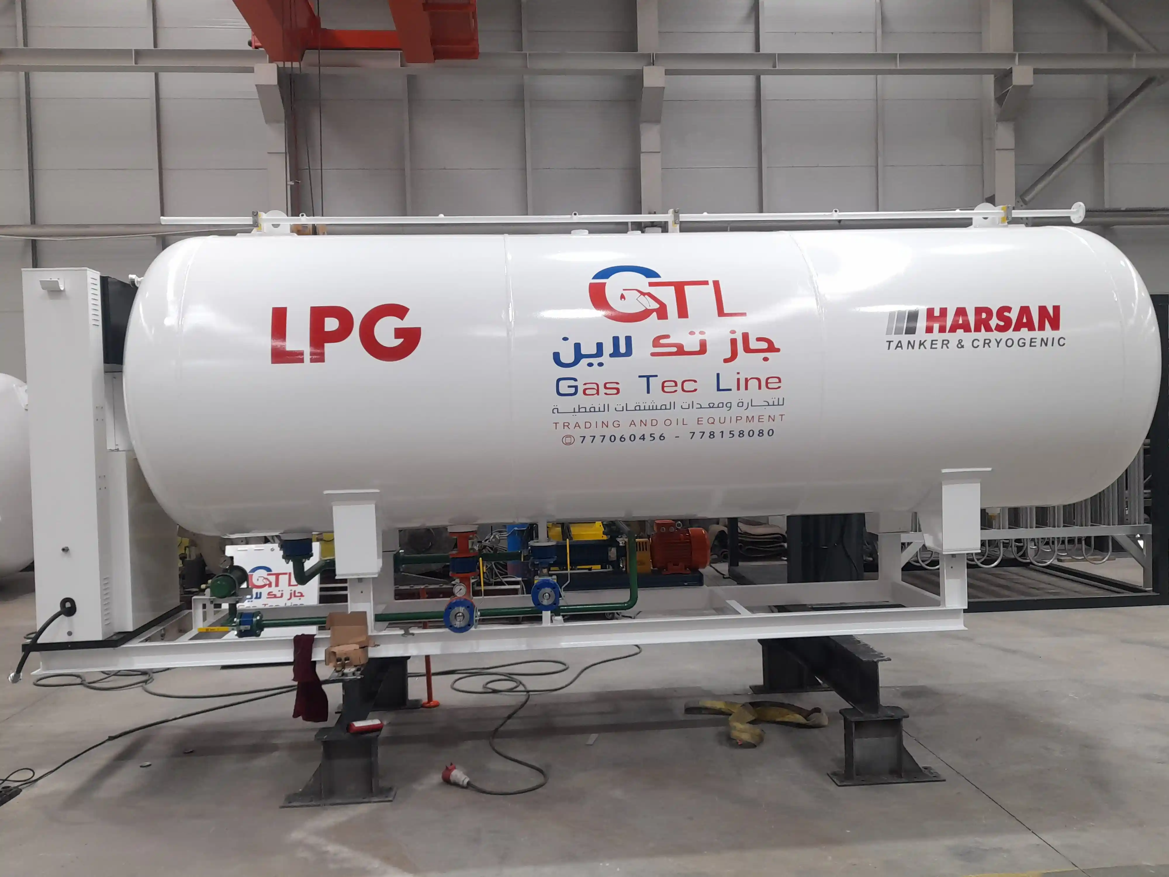 Gas Tec Line (GTL) markası için özel üretilmiş, alt tesisatı tamamlanmış LPG skid tankı yan profil görünümü.