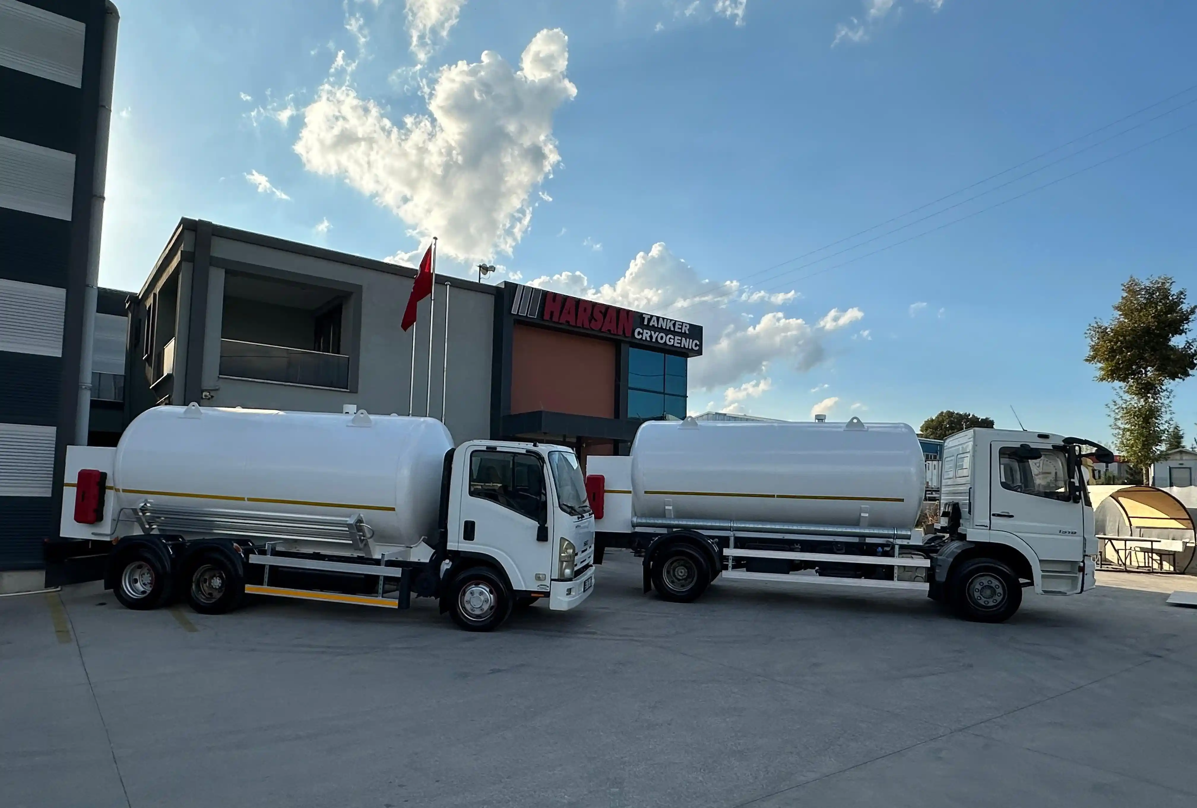 Harsan Tanker iki adet LOX LIN kriyojenik bobtail tanker yan yana fabrika sahası