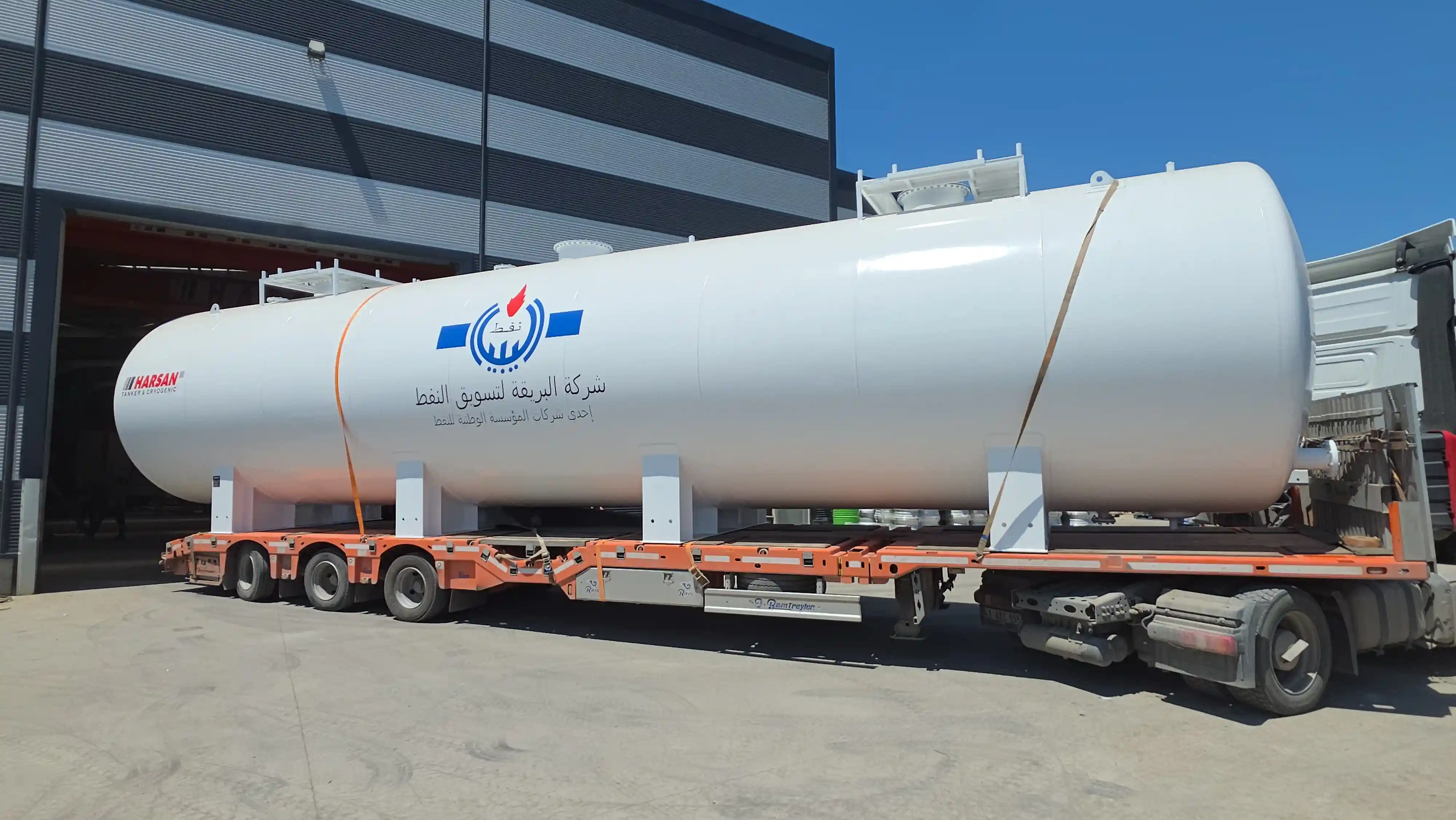 Harsan Tanker büyük kapasiteli LPG depolama tankı liman alanında treyler üzerinde sevkiyata hazır