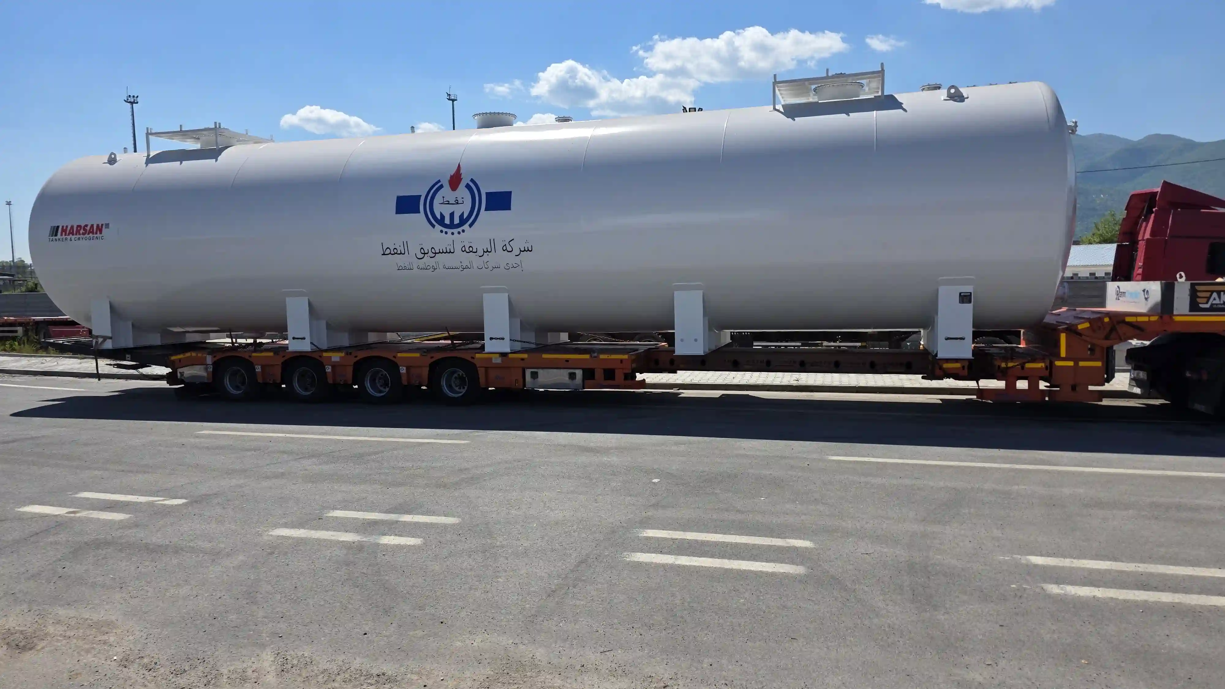 Harsan Tanker logosu görünür LPG depolama tankı beyaz gövde semi-treyler üzerinde açık alanda