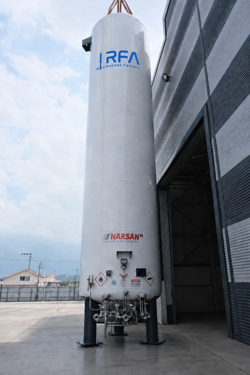 Harsan üretim tesislerinde yer alan, endüstriyel kullanım için tasarlanmış dikey tip LCO2 (Sıvı Karbondioksit) basınçlı depolama tankı.