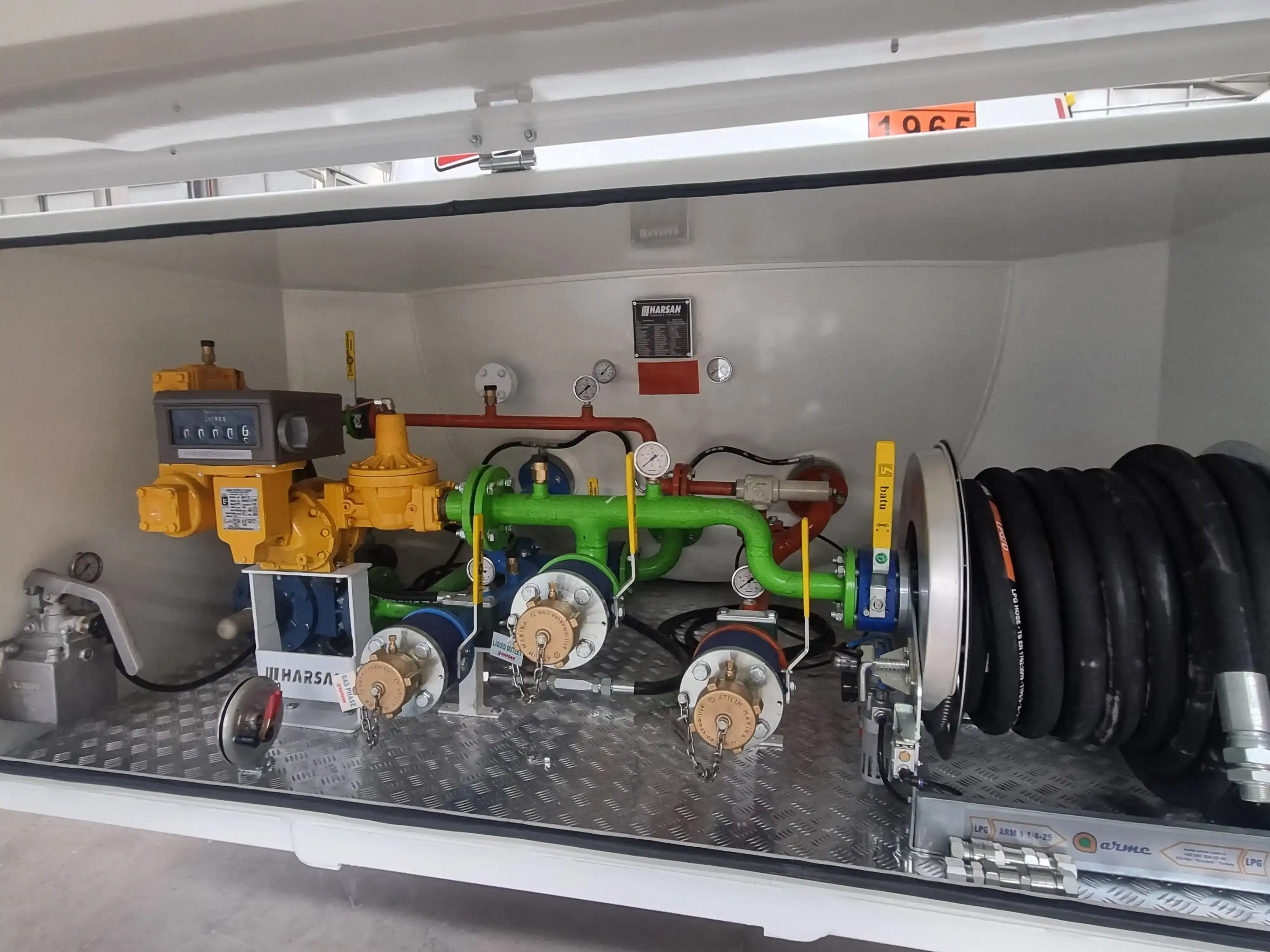 LPG Bobtail tankeri arka panel dolum bağlantıları emniyet vanaları Harsan Tanker