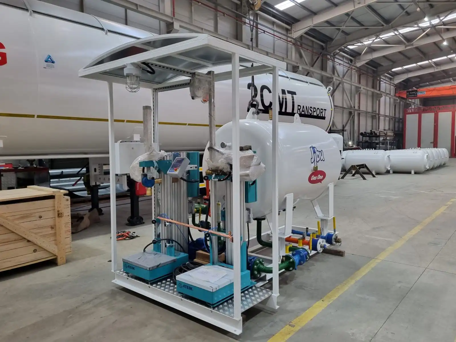 Üstü koruyucu kanopi ile kapalı, çift tüp dolum terazisine sahip 2CMT markalı beyaz renkli mobil LPG tüp dolum istasyonu (skid station).