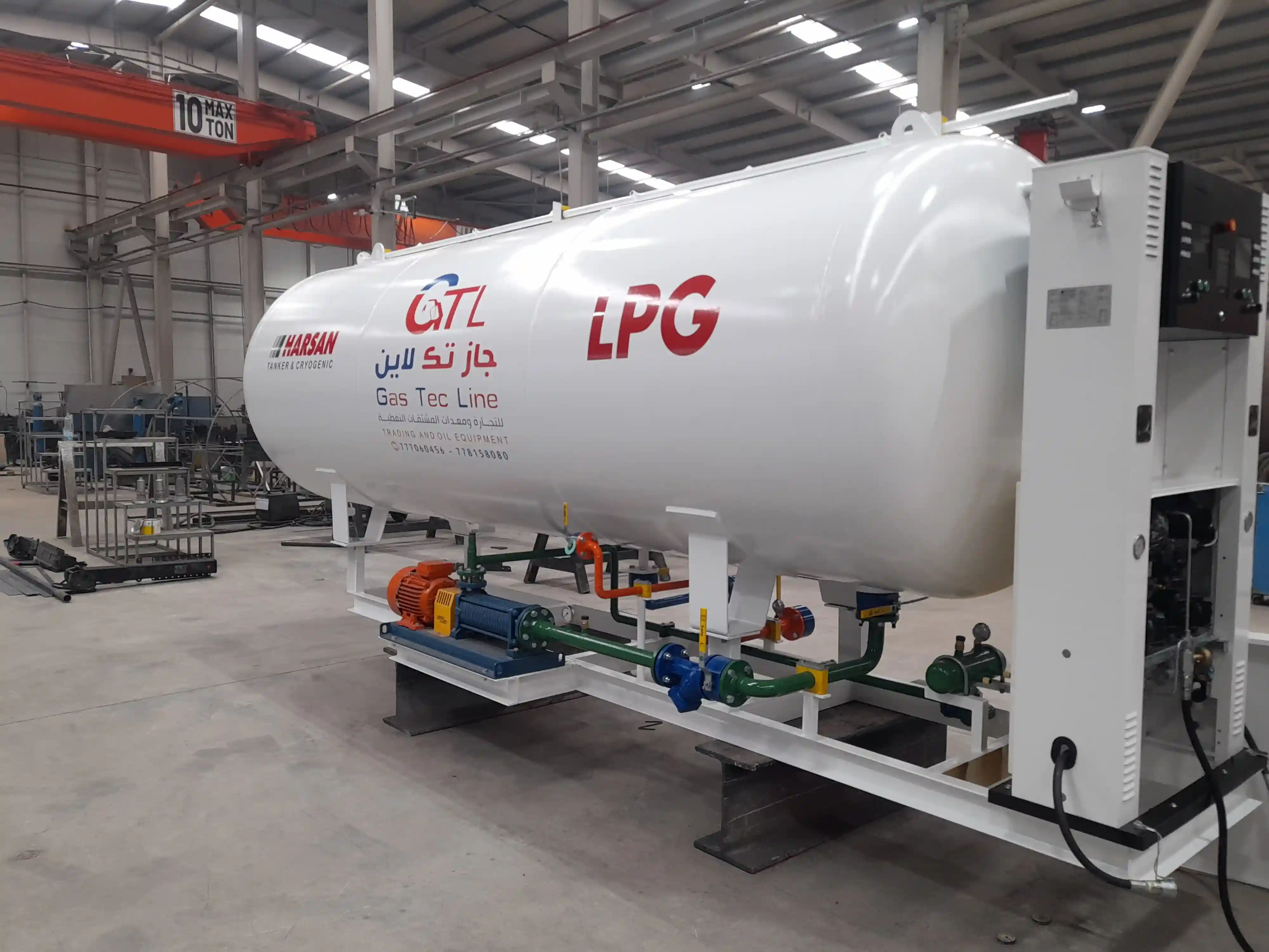 Pompa ve boru tesisatı sağlam alt şasiye entegre edilmiş, fabrikada sevkiyata hazır LPG skid dolum tesisi.