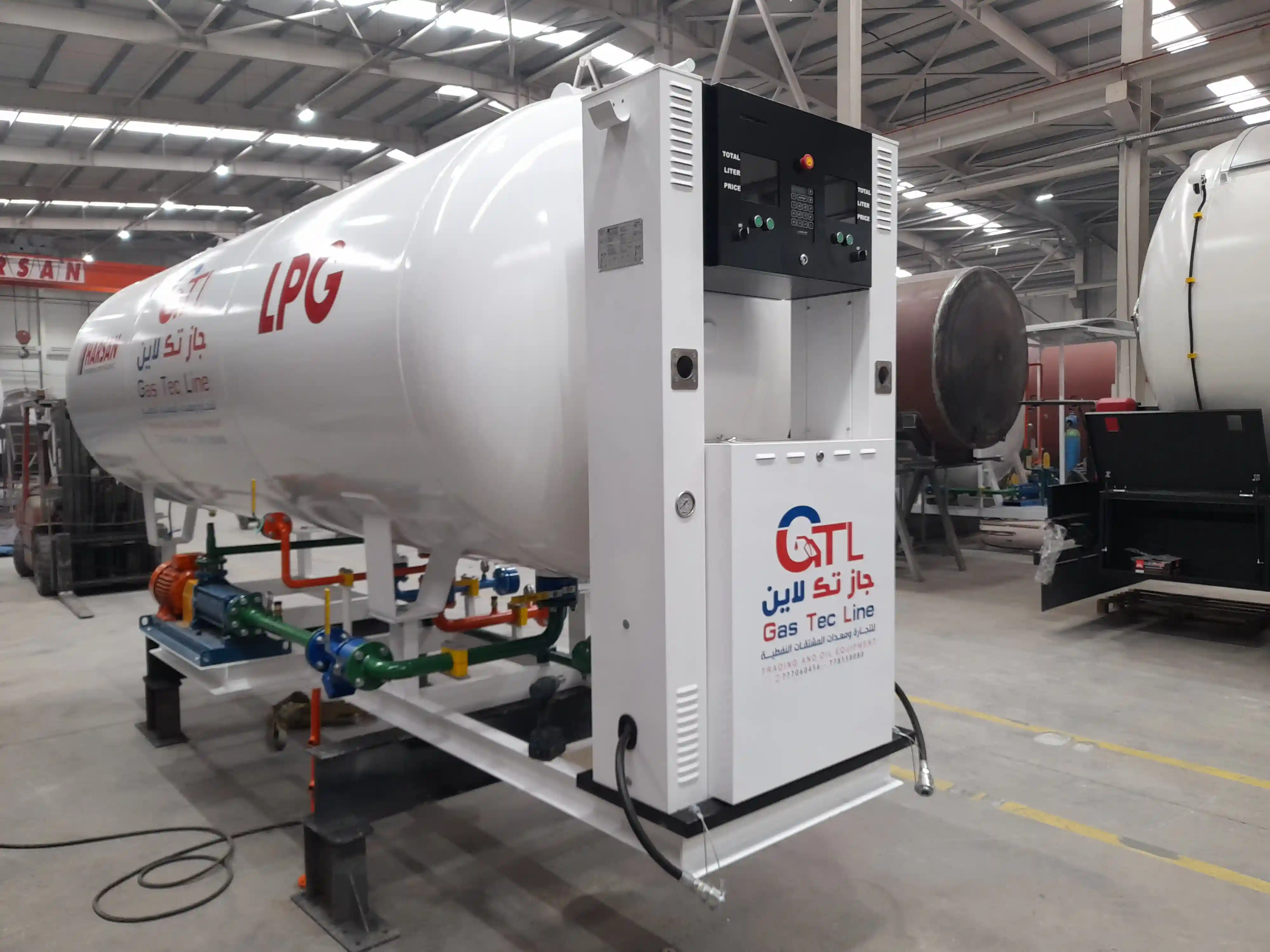 Harsan Tanker tesislerinde üretilmiş, dispenser üniteli kompakt LPG skid station (mobil dolum istasyonu) ön çapraz görünümü.
