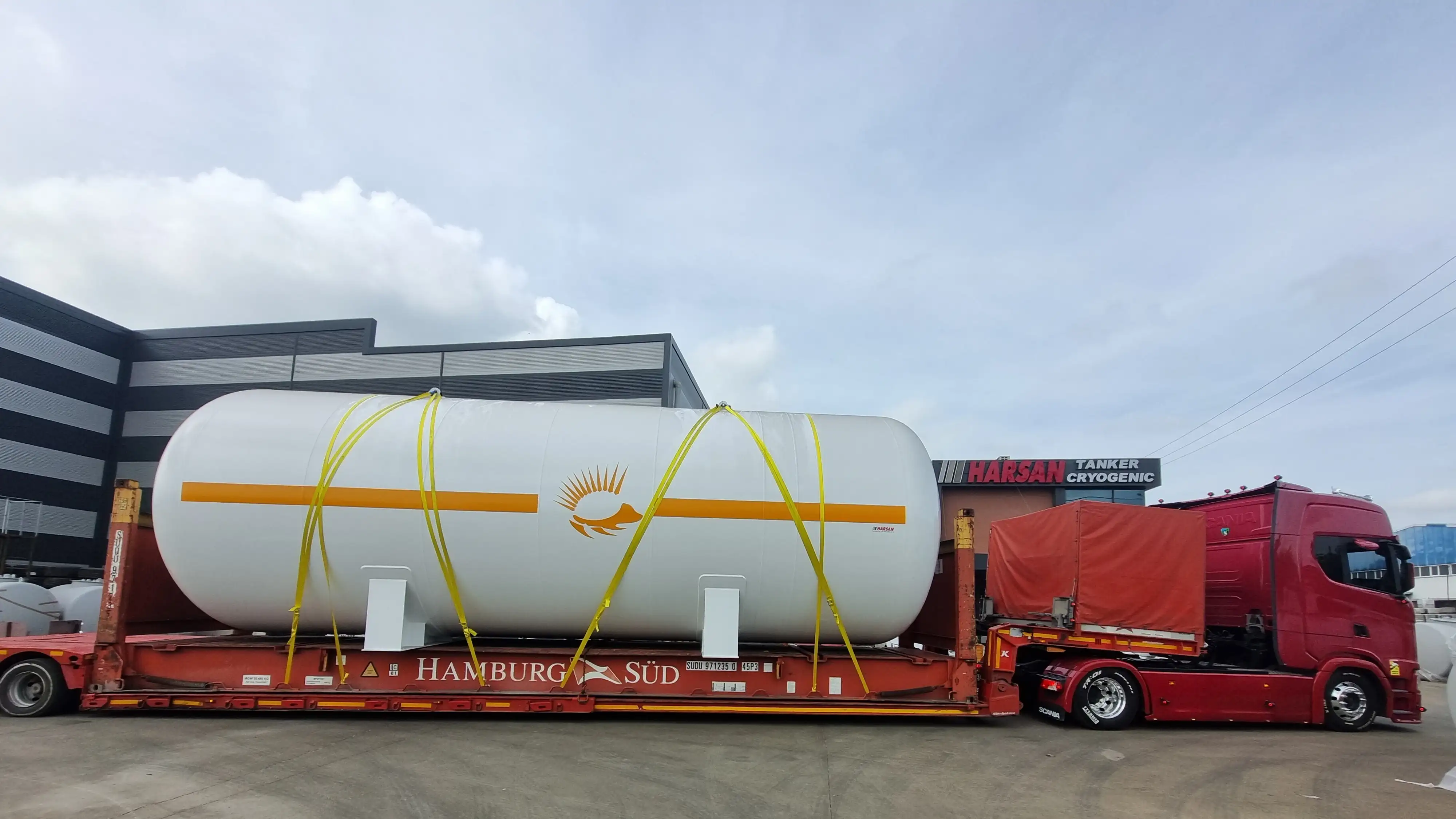 Sevkiyata hazır, lowbed araç üzerine yüklenmiş yüksek kapasiteli beyaz LPG depolama tank