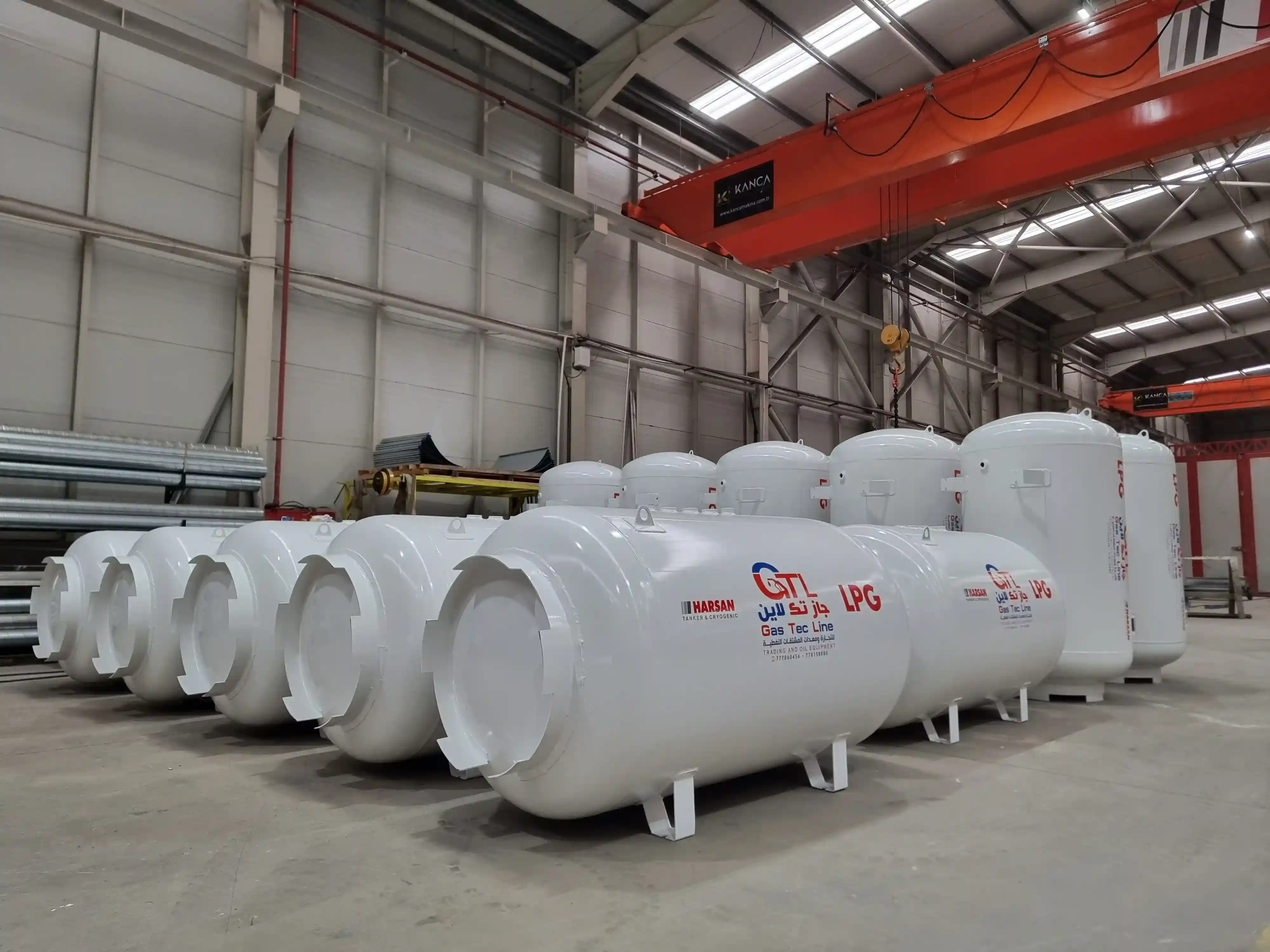 Harsan Tanker fabrikasında seri üretim aşamasında olan yan yana dizilmiş LPG depolama tankları.