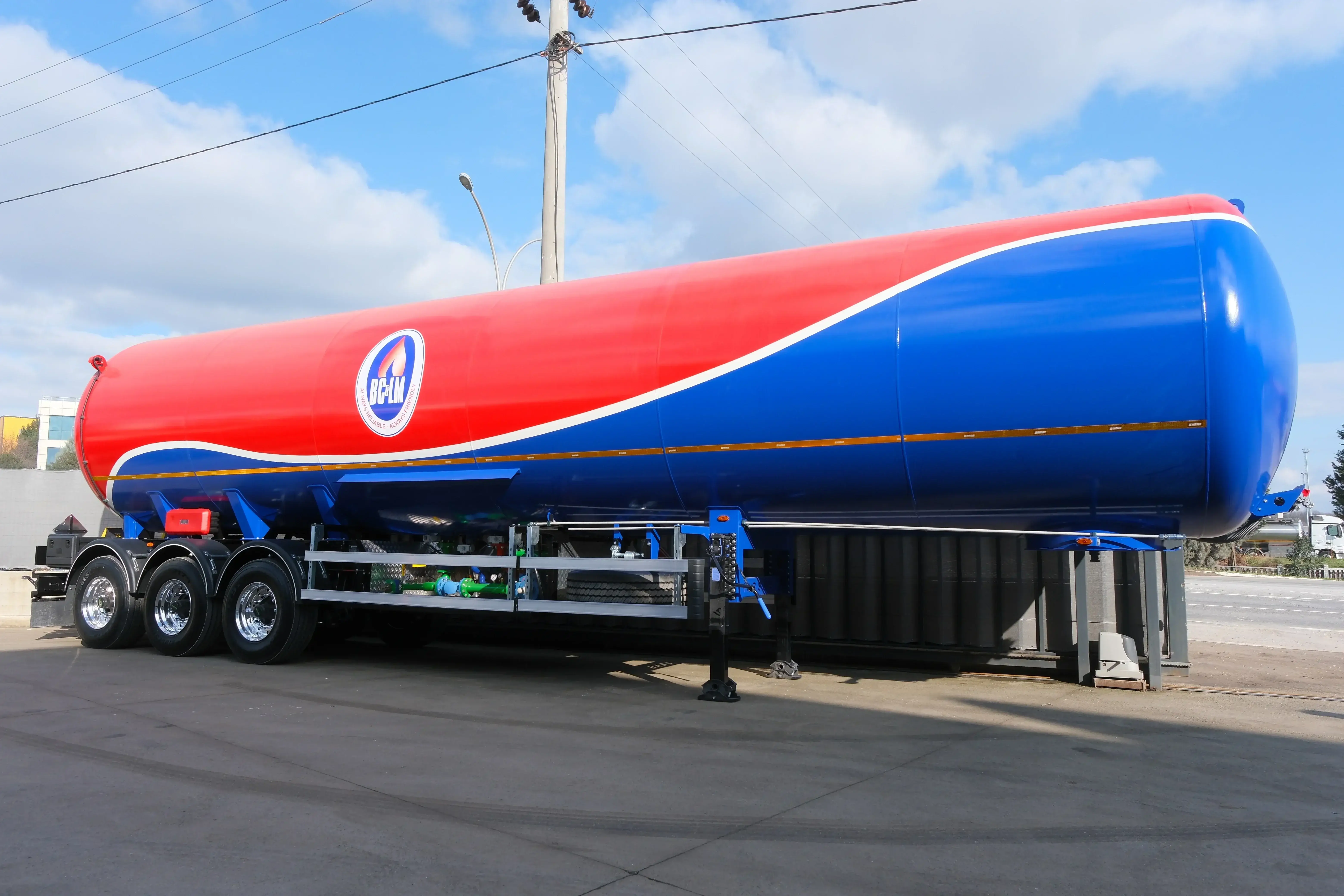 BC-LM firması için özel renk ve logo ile üretilmiş, üç dingilli Harsan LPG transport tankı yarı römork