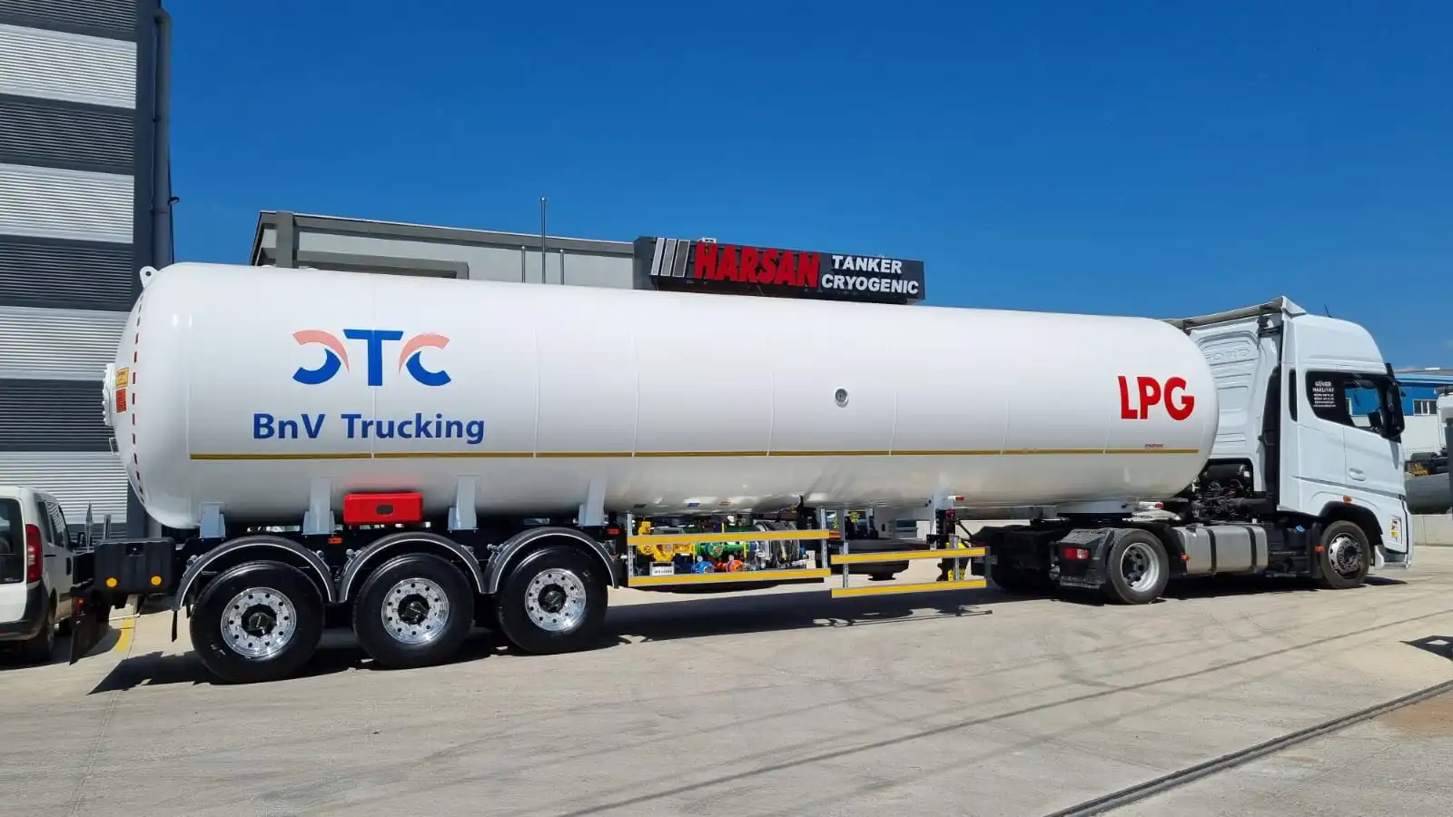 Sevkiyata hazır, çekiciye entegre edilmiş BnV Trucking logolu LPG transport tankı treyler
