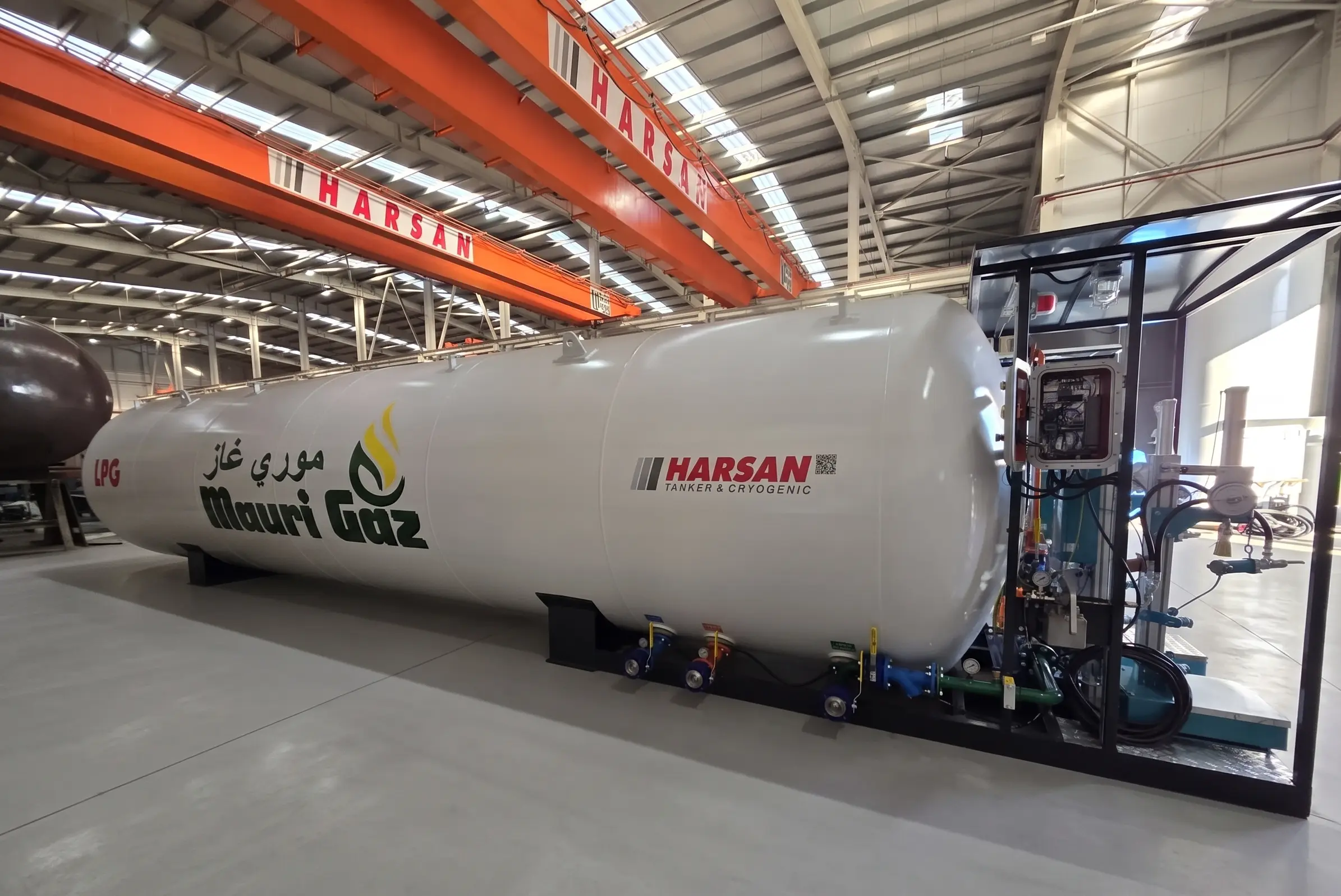 Mouri Gaz markası için özel üretilmiş, siyah çerçeveli geniş dolum kanopisine sahip yüksek kapasiteli beyaz LPG skid station.